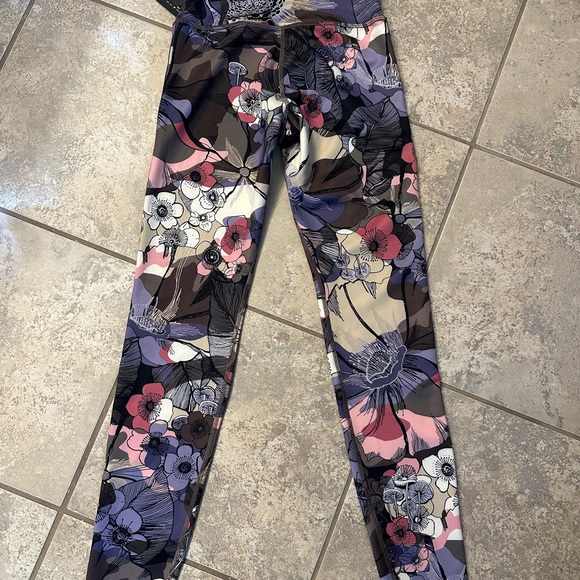 Women’s Nike XXS BOLD Floral Epic Fast Mid Rise Tight Fit 7/8 length - Picture 4 of 5